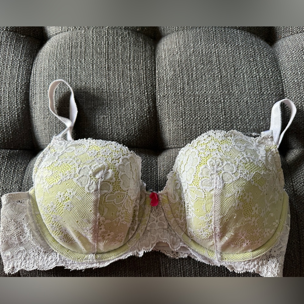 Women’s Victoria Secret lavender and Citron lace bra sz34D